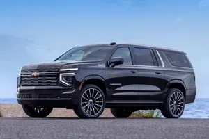 Chevrolet Suburban на дорозі